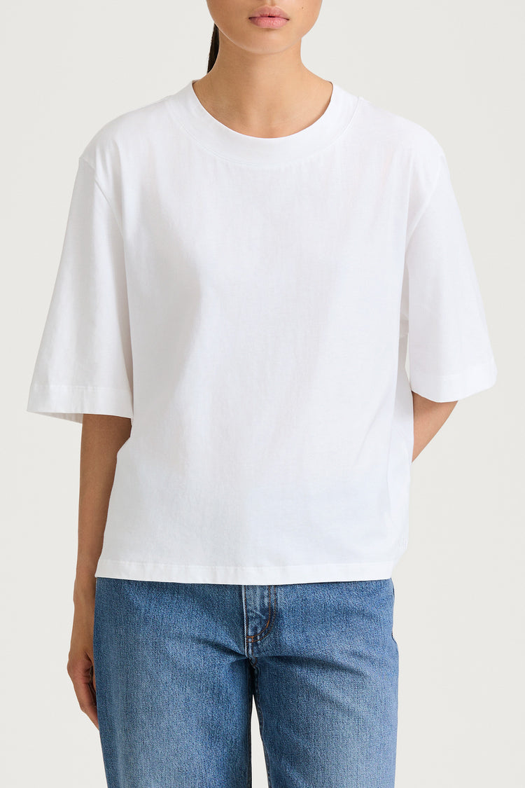 Joyce t-shirt oversized boxy white stylein model image front close