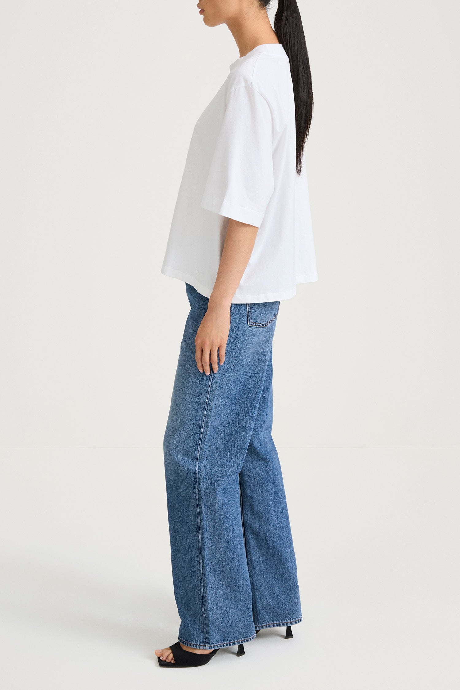 Joyce t-shirt oversized boxy white stylein model image side