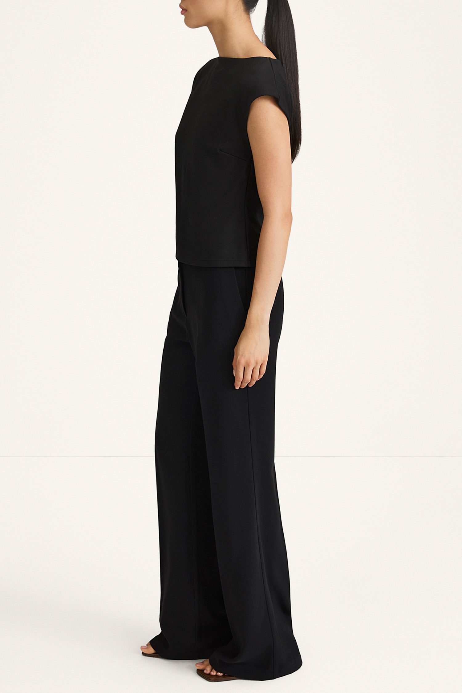 Jodyn sleeveless top black stylein model image side