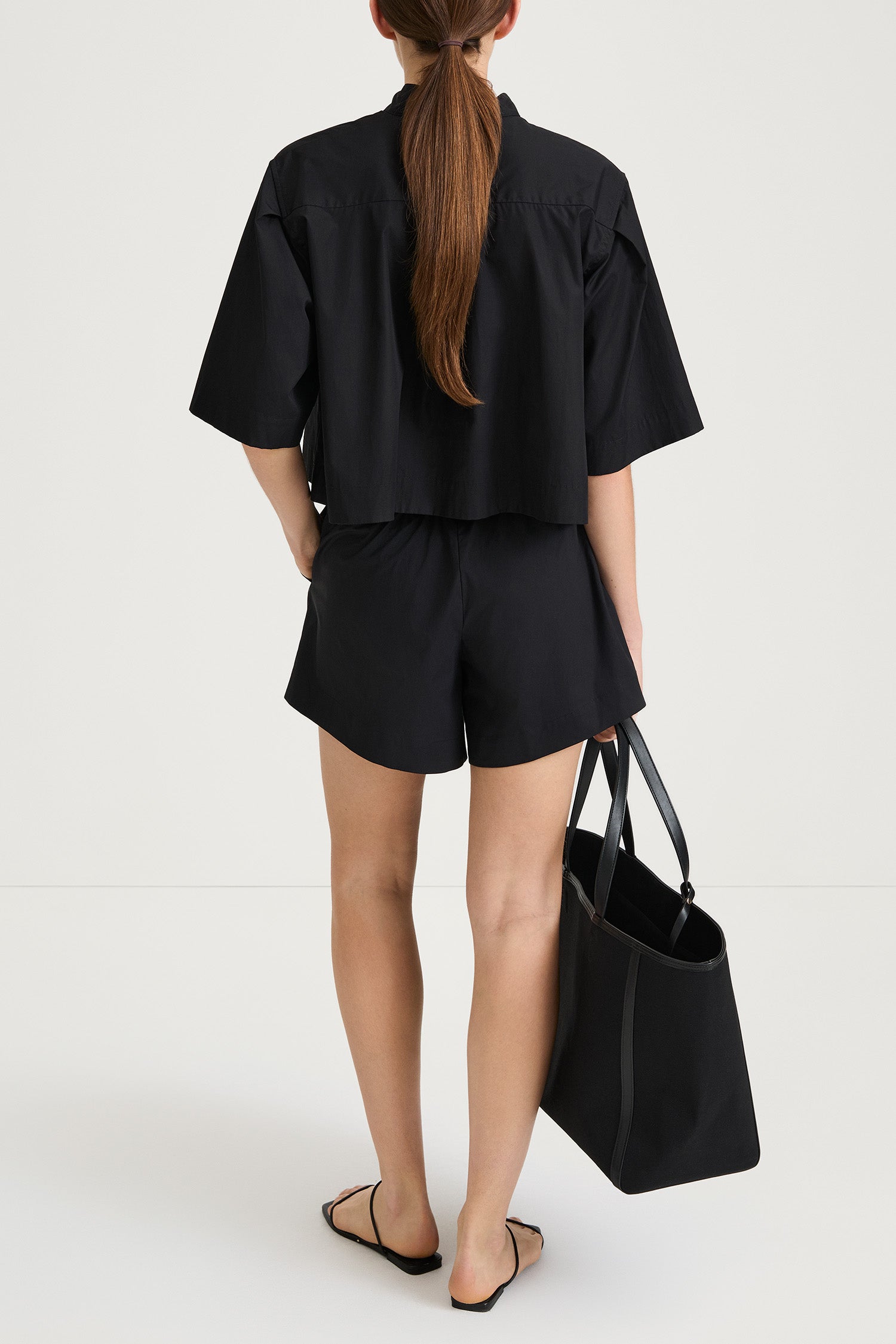 Jojo shorts black stylein front model image back