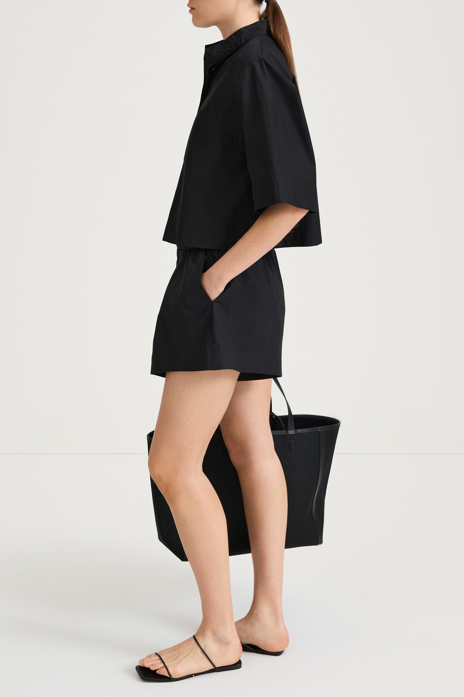 Jojo shorts black stylein front model image side