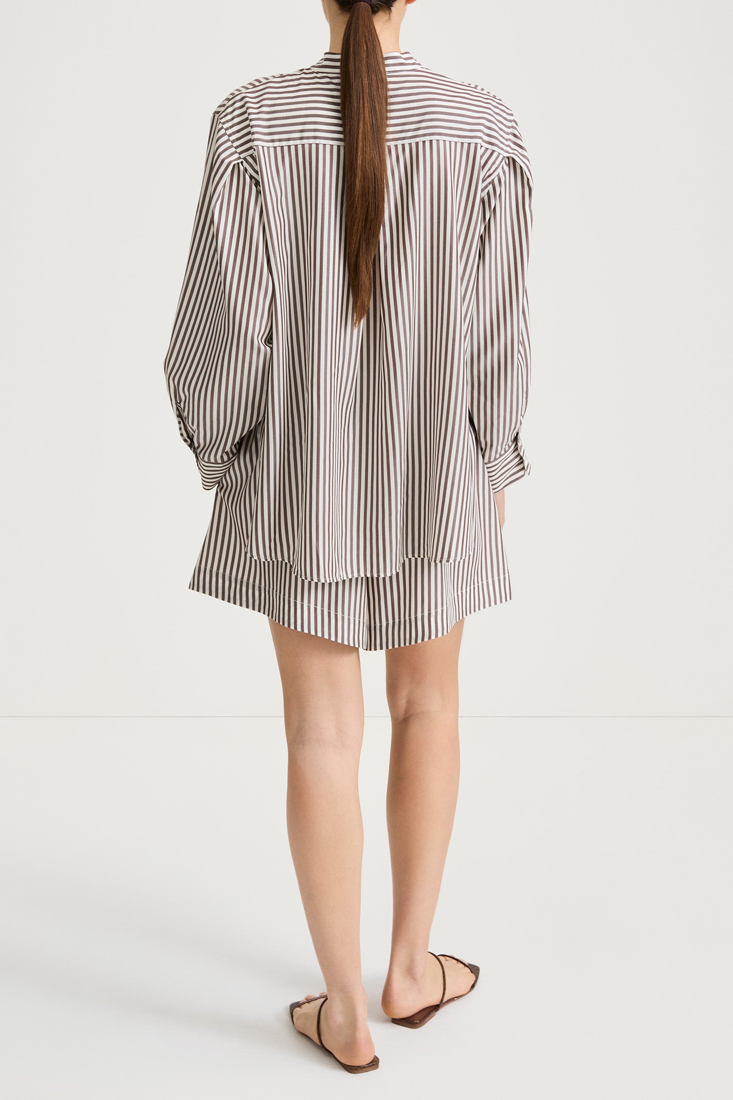 Jojo shorts brown stripe stylein model image back