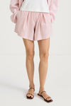 Jojo shorts off-pink stylein model image front close