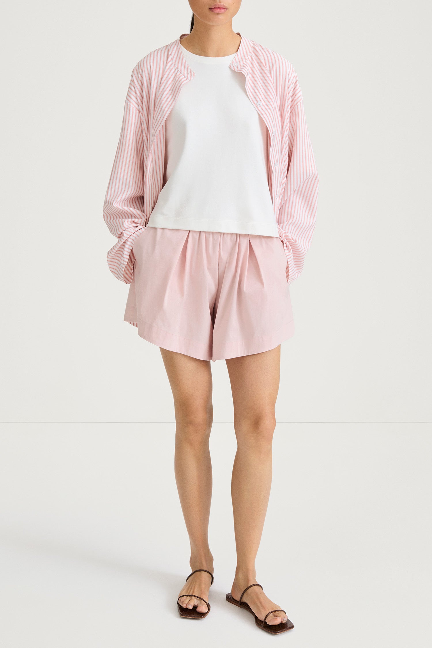 Jojo shorts off-pink stylein model image front