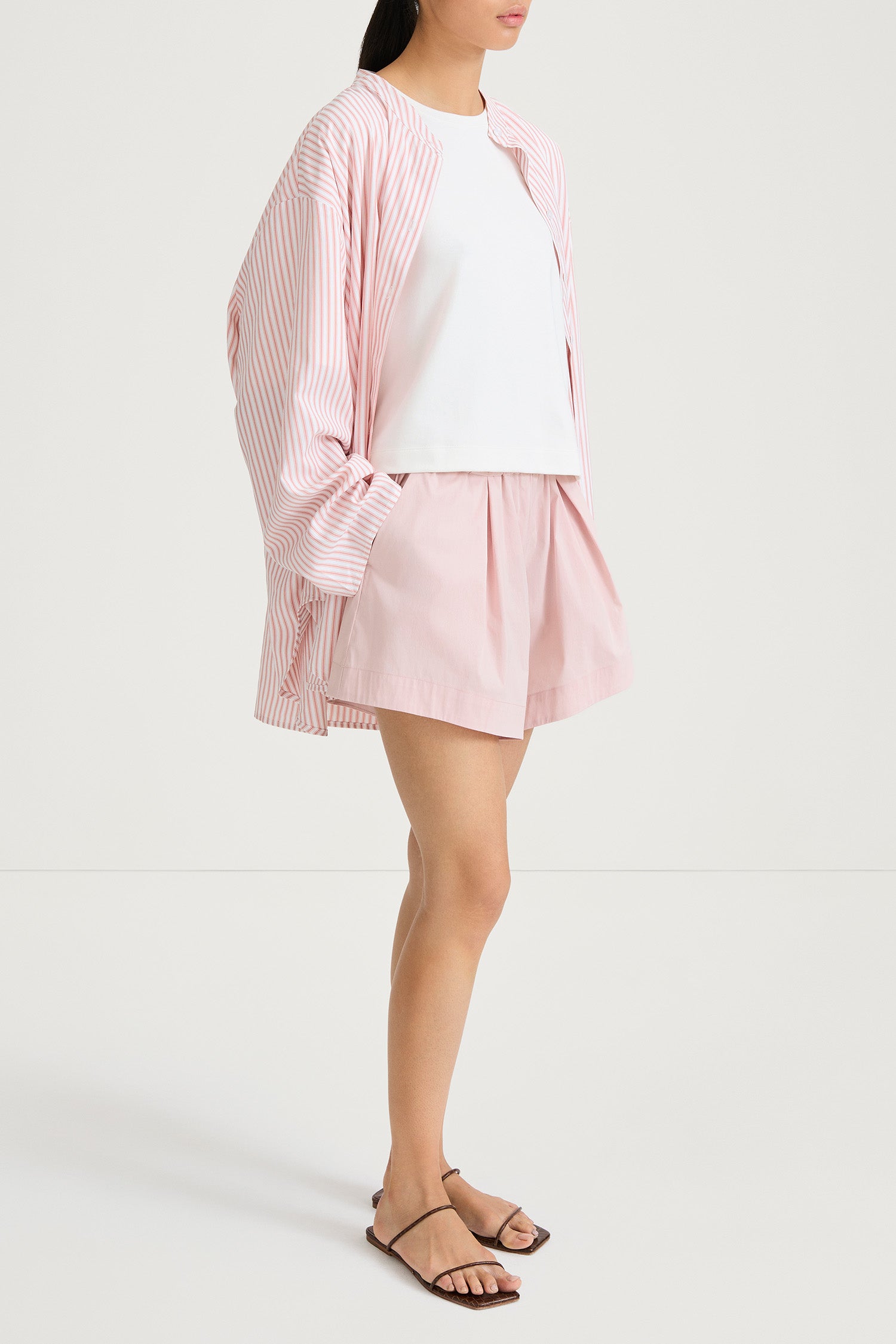 Jojo shorts off-pink stylein model image side