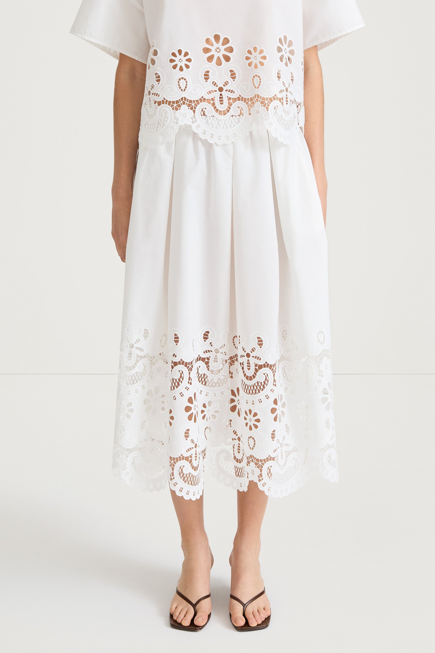 Jorah embroidery skirt white stylein model image front close