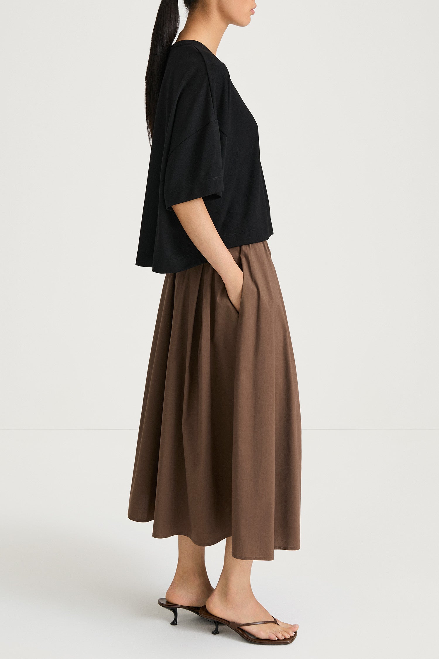 Jorina midi cotton skirt cacao stylein model image side