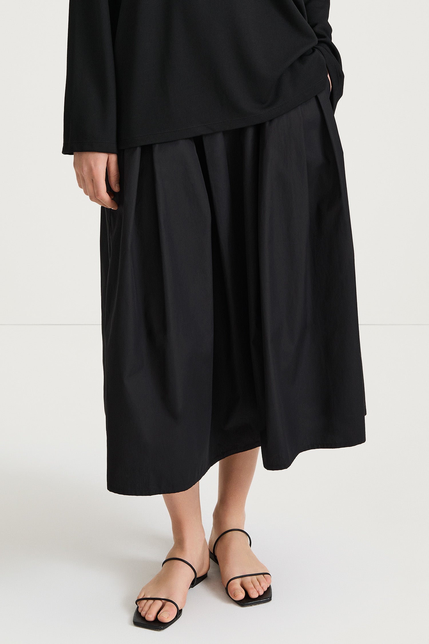 Jorina midi cotton skirt black stylein model image front close