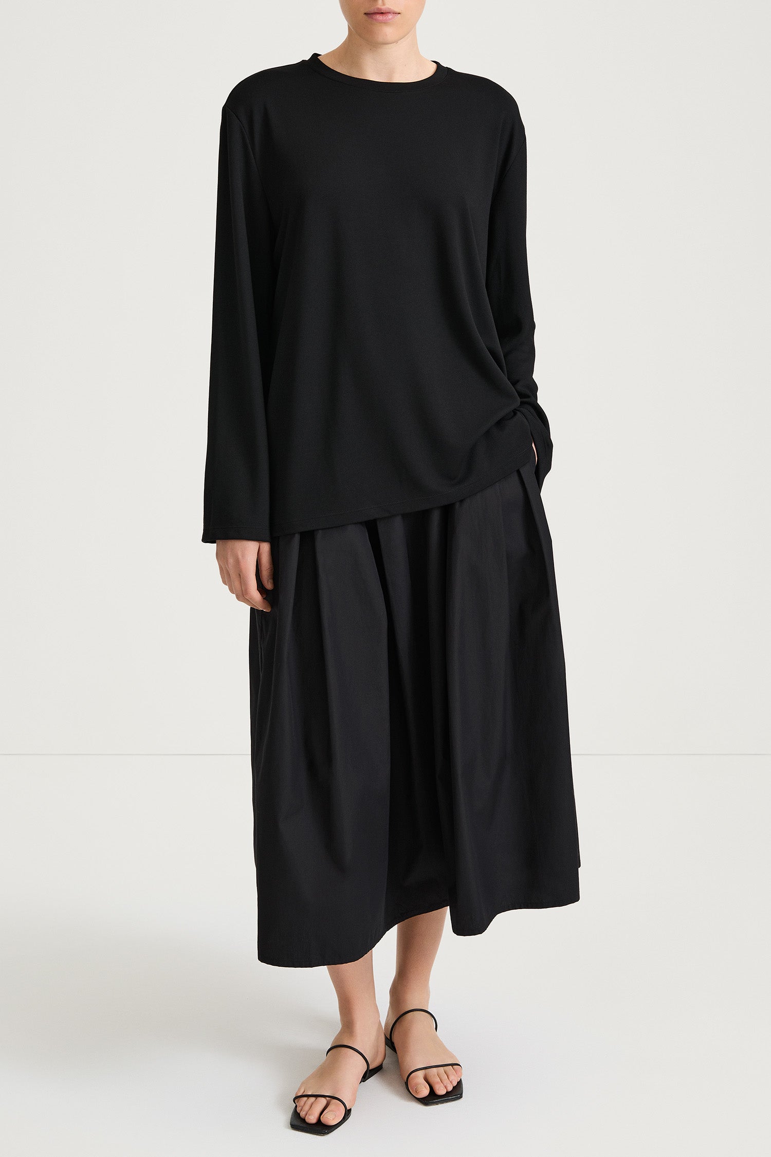 Jorina midi cotton skirt black stylein model image front