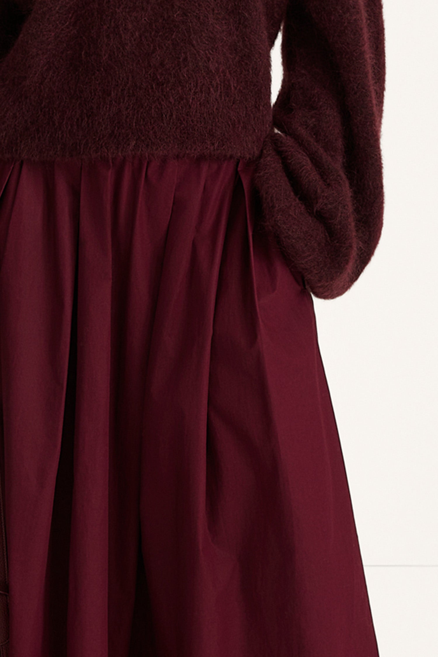 Jorina trench maxi skirt bordeaux stylein model image front close