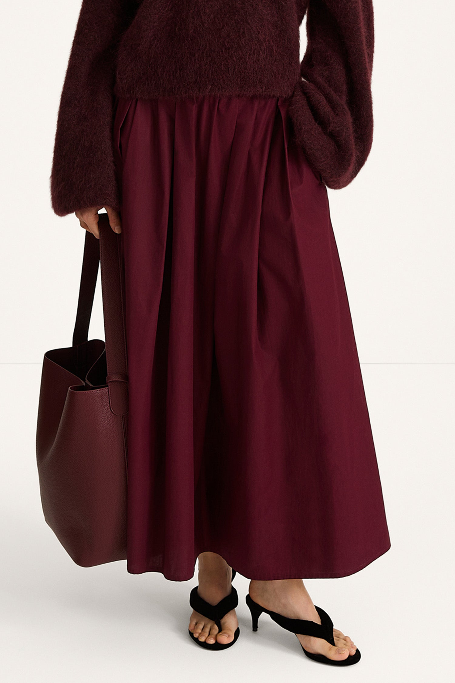 Jorina trench maxi skirt bordeaux stylein model image front close