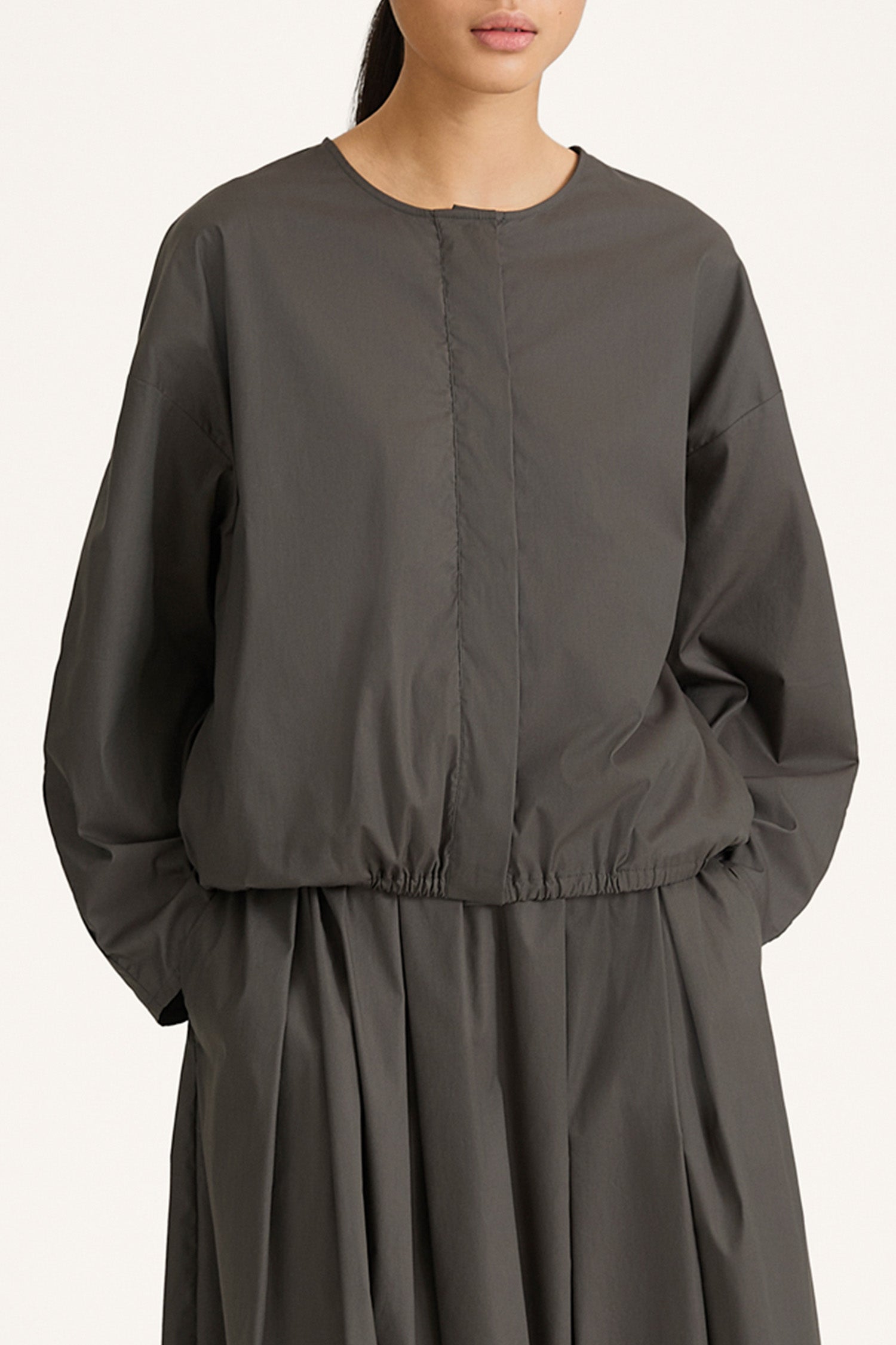 green volumnious shirt stylein jotorio detail
