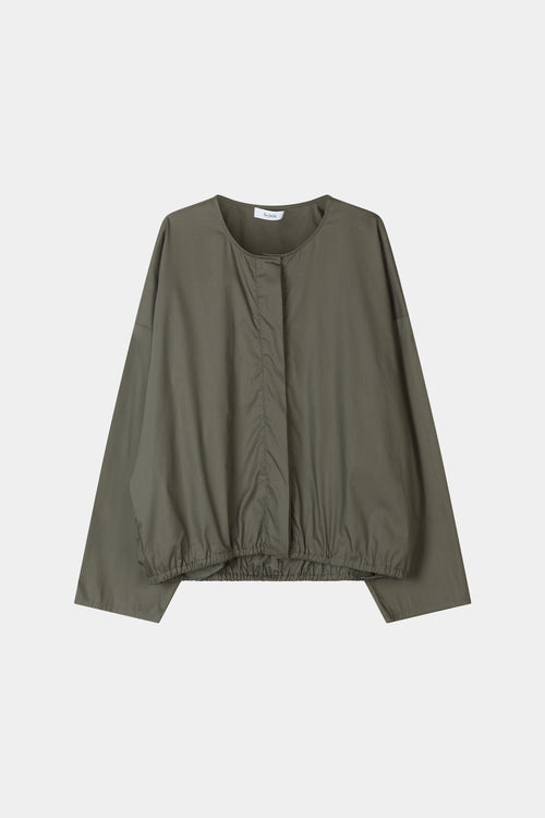 green volumnious shirt stylein jotorio model image
