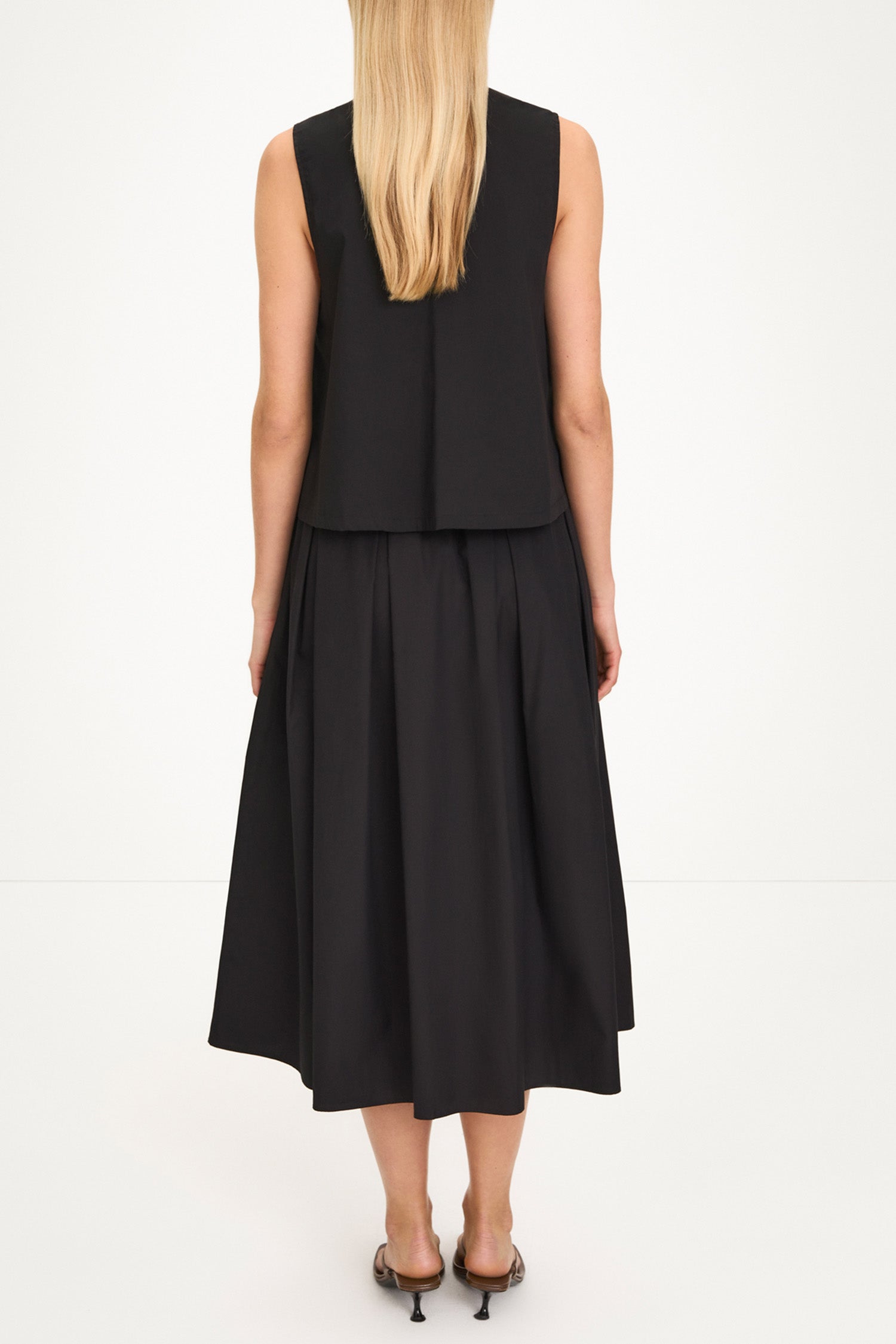 Joya sleeveless blouse black stylein model image back