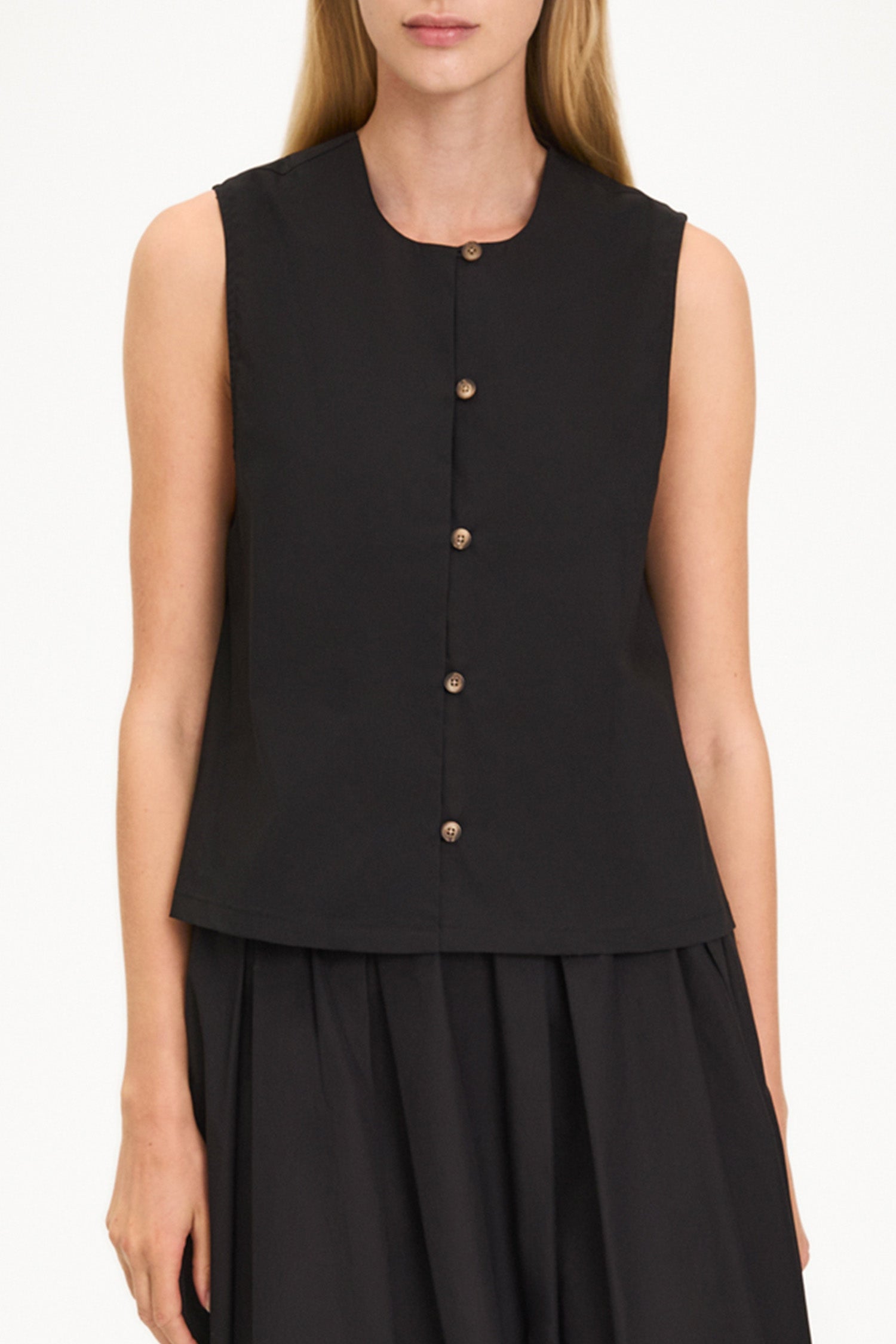 Joya sleeveless blouse black stylein model image front close