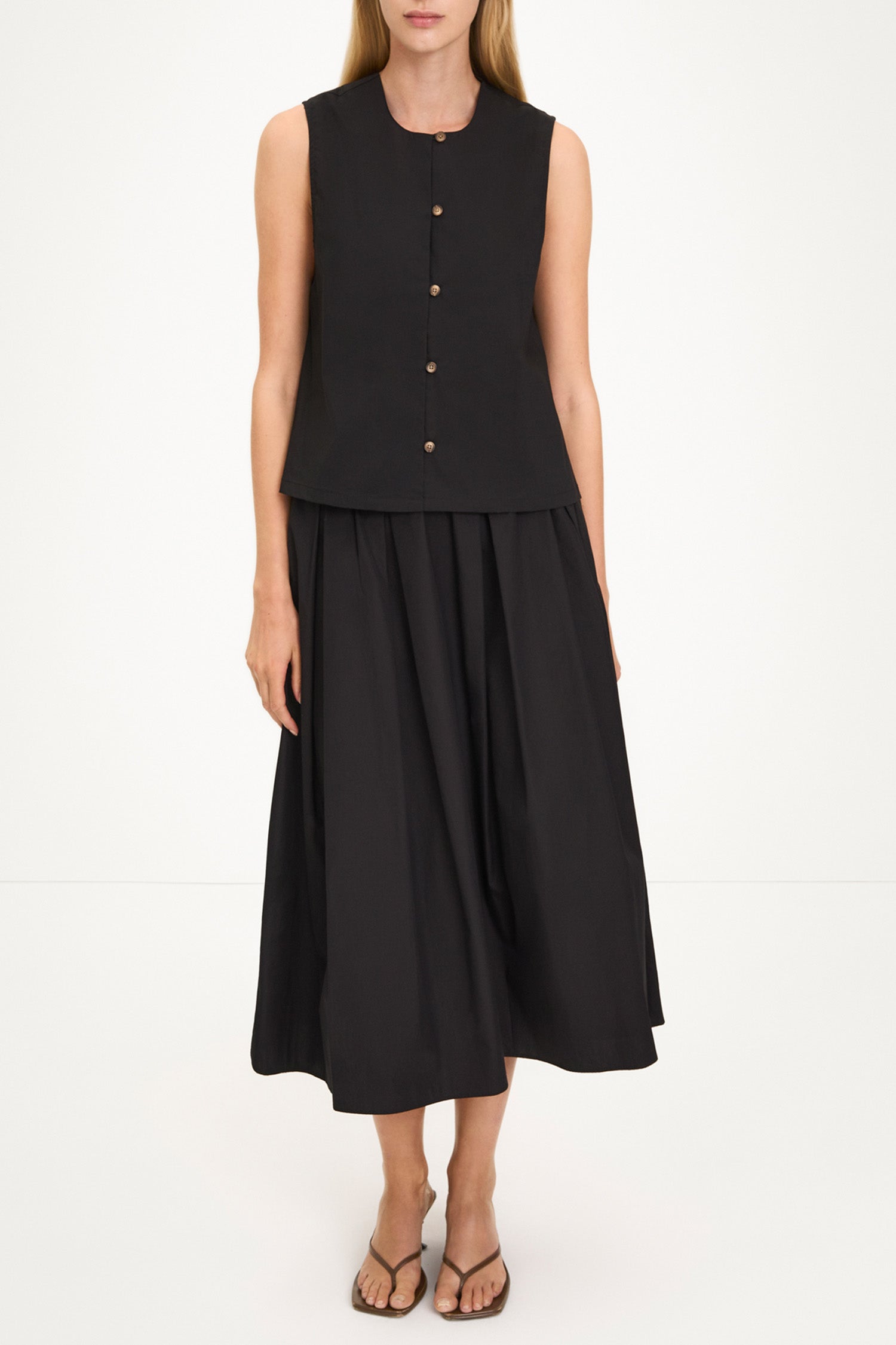 Joya sleeveless blouse black stylein model image front
