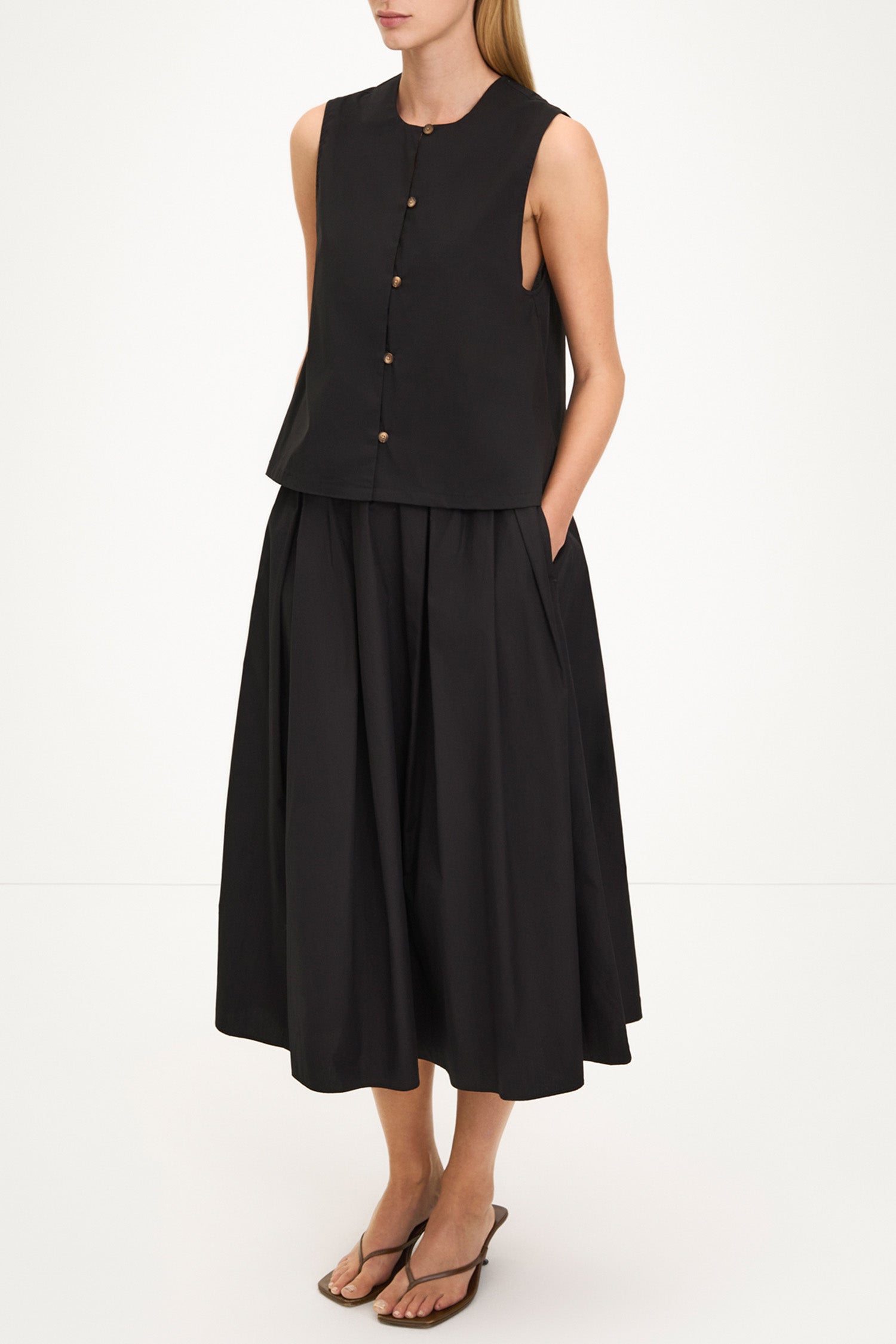 Joya sleeveless blouse black stylein model image side