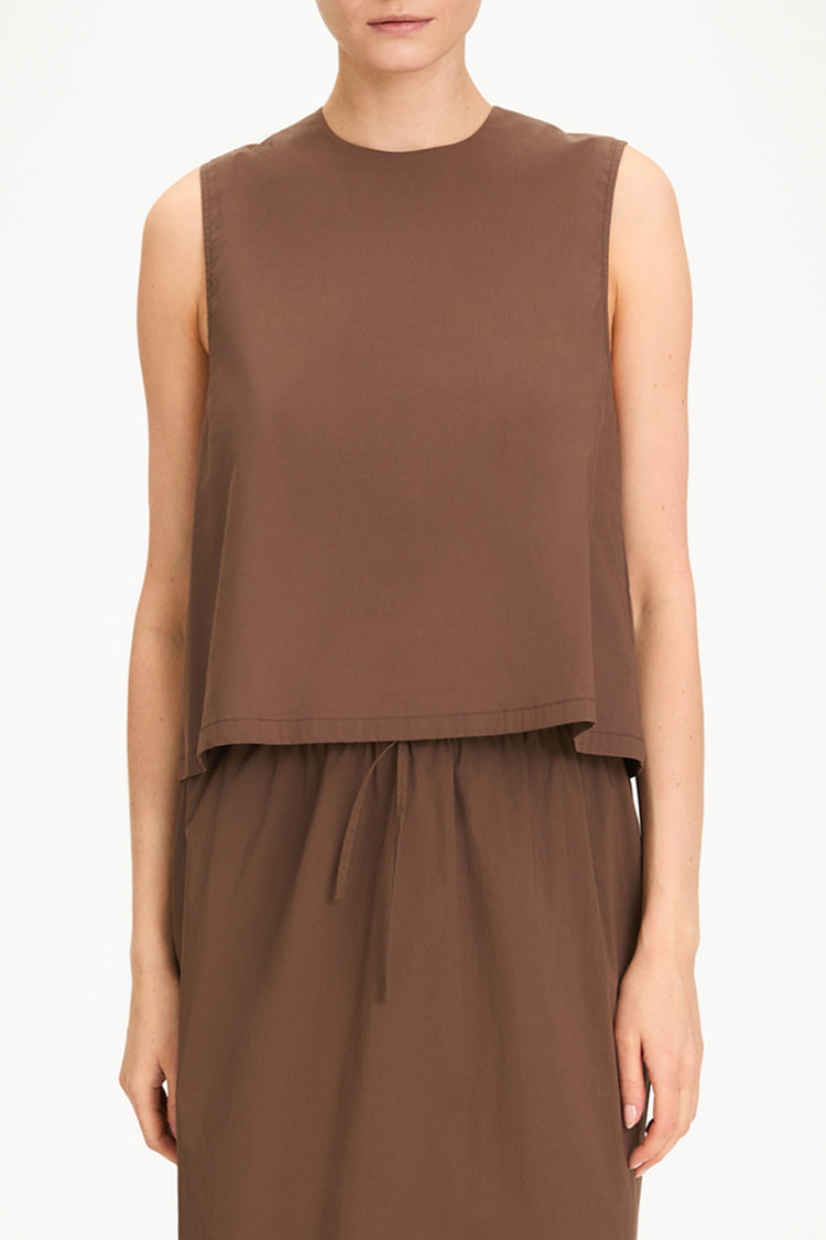 Joya sleeveless blouse cacao stylein model image front close