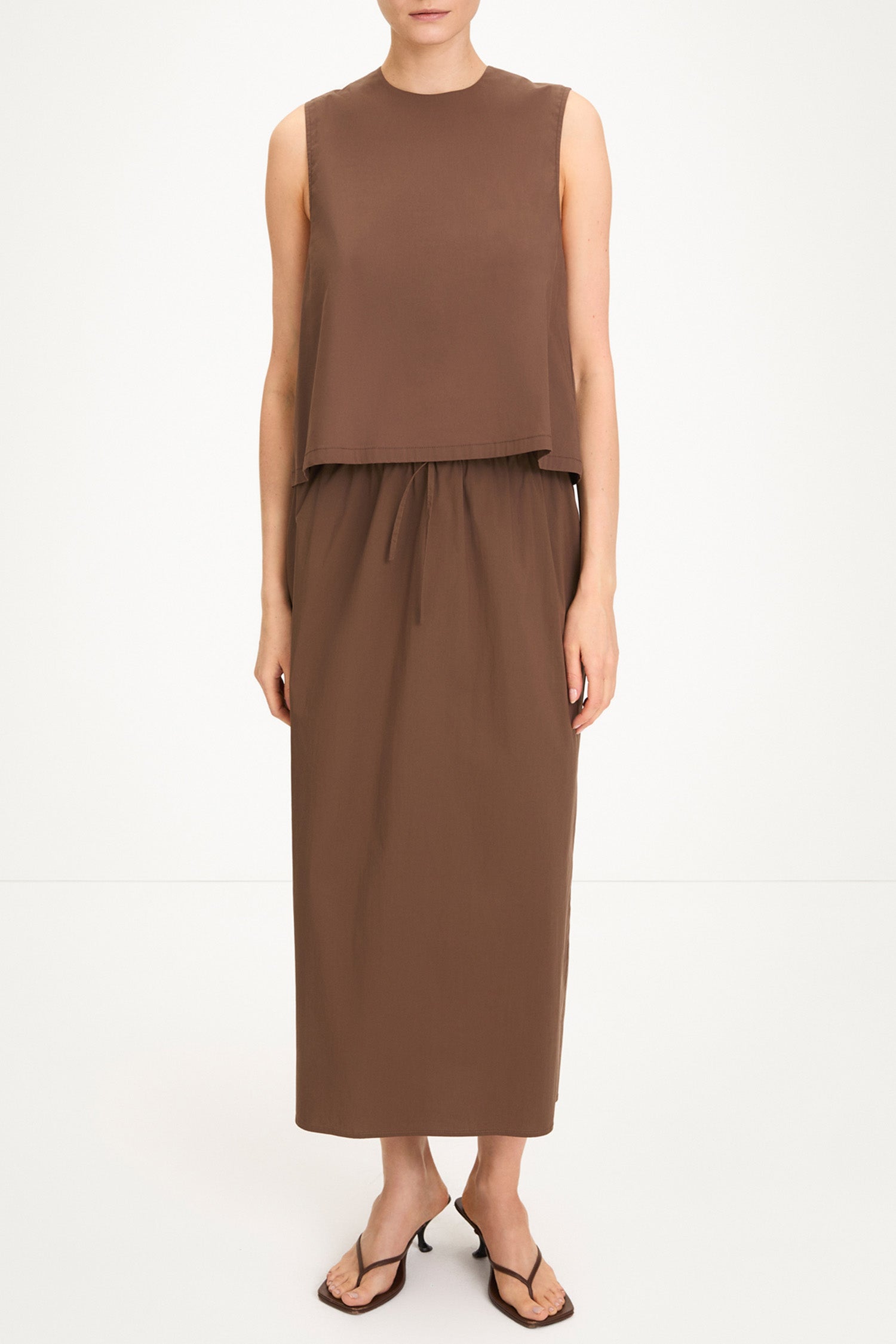 Joya sleeveless blouse cacao stylein model image front