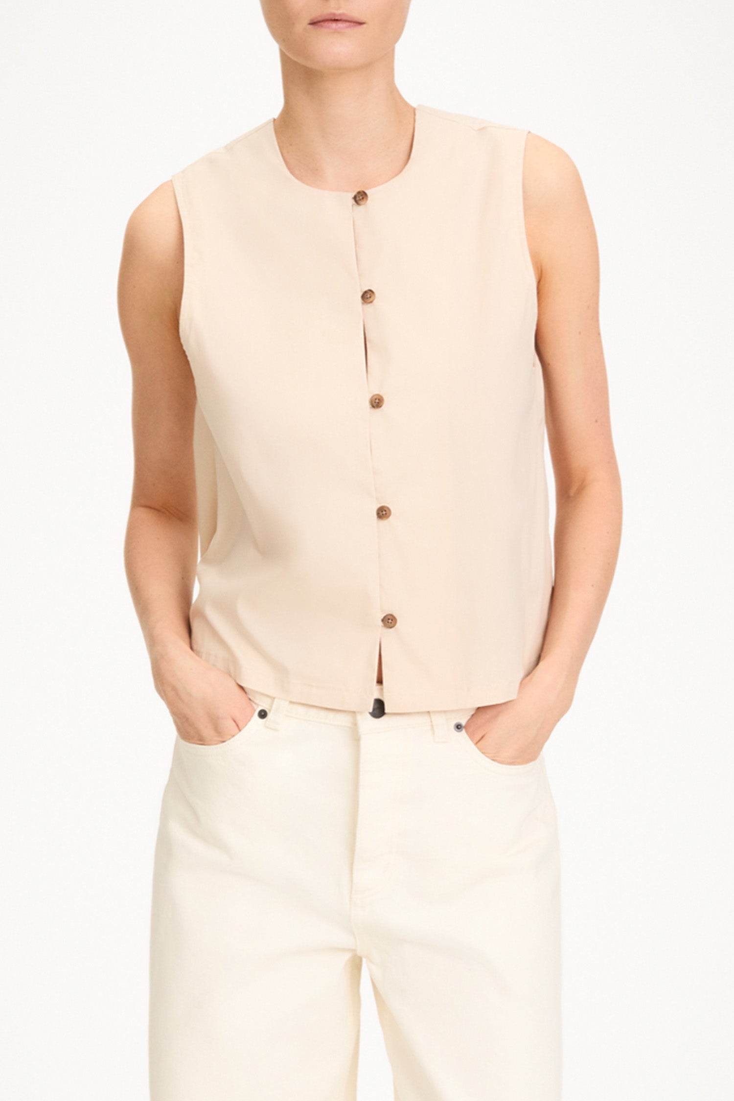 Joya Blouse sleeveless oyster beige stylein model image front close