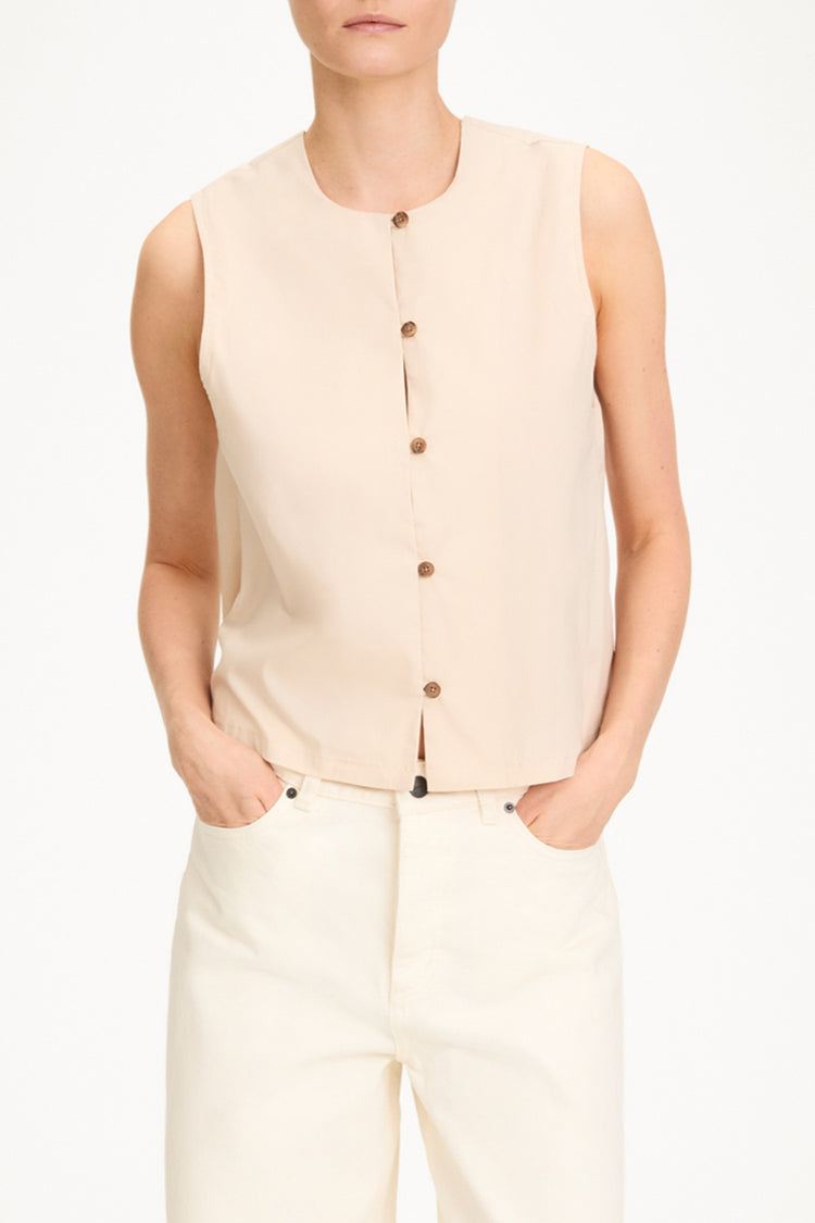 Joya Blouse sleeveless oyster beige stylein model image front close