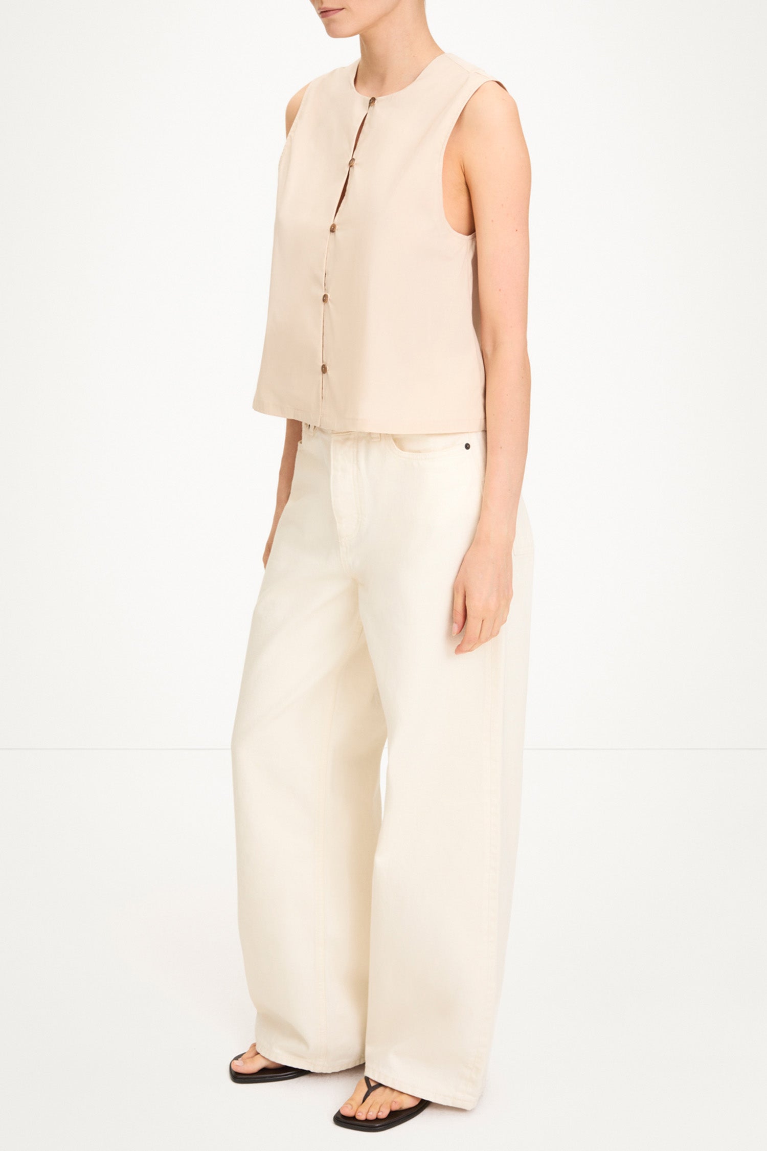Joya Blouse sleeveless oyster beige stylein model image side