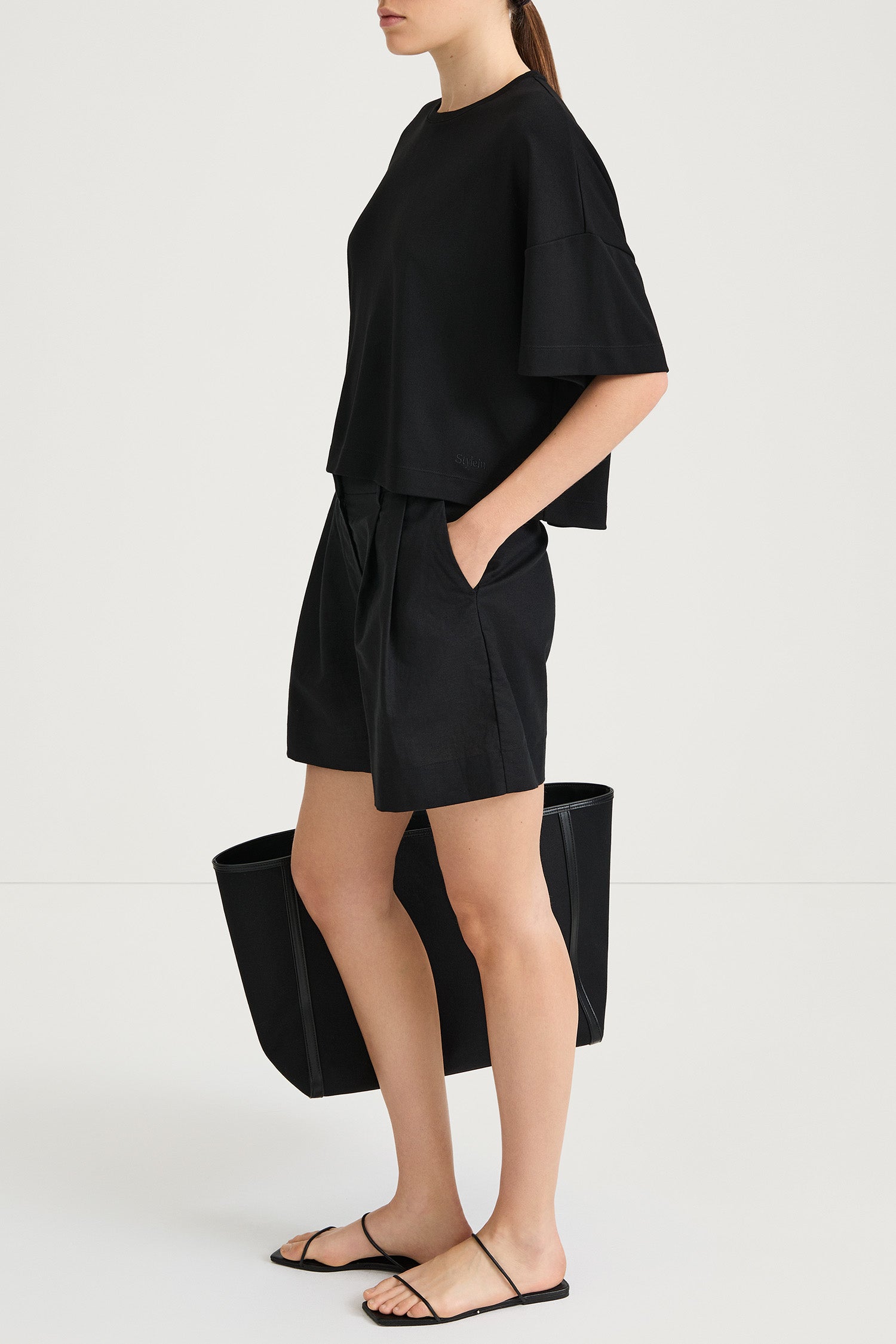 Juniper cropped top black stylein model image side