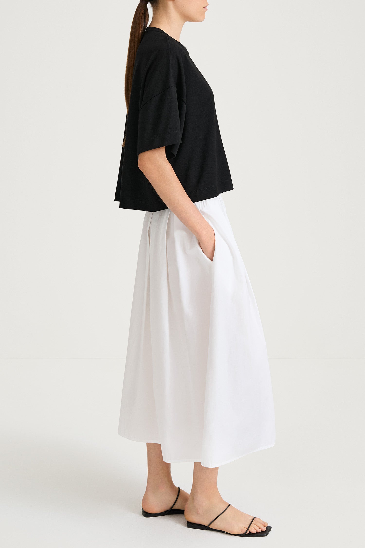 Juniper cropped top black stylein model image side