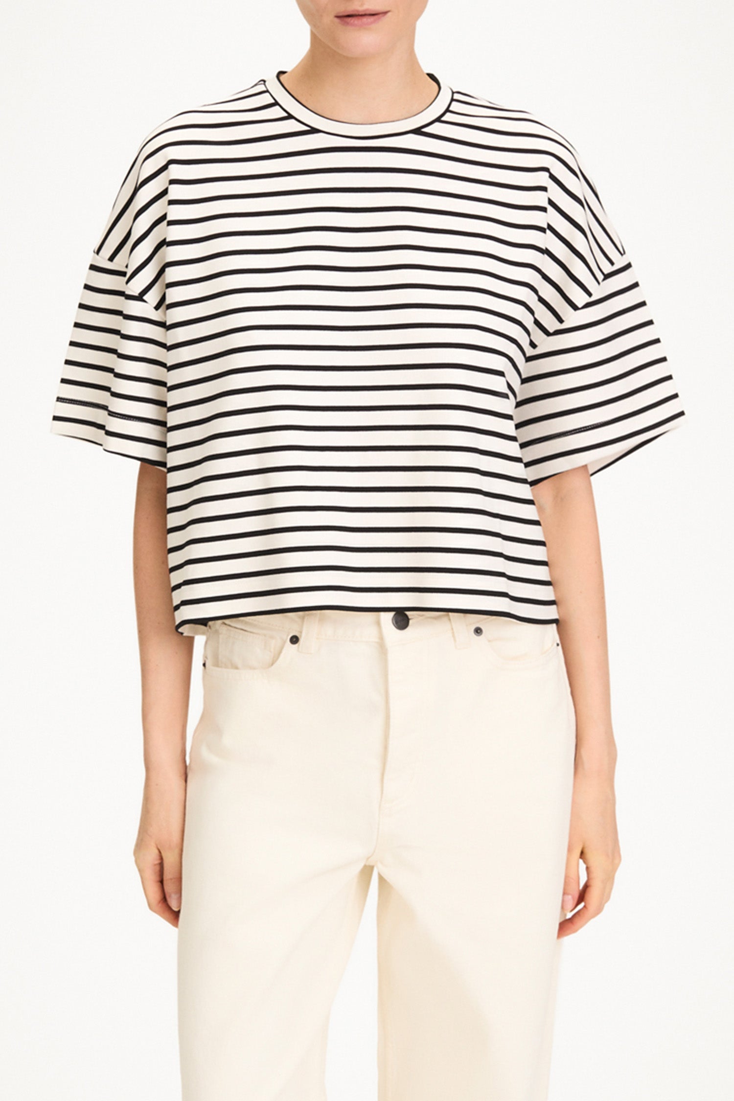 Juniper top boxy t-shirt black white stripe stylein model image front close