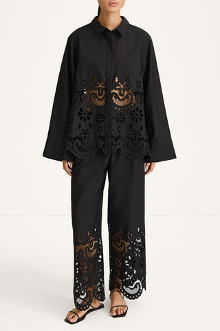 Juretto embroidery blouse black stylein model image front