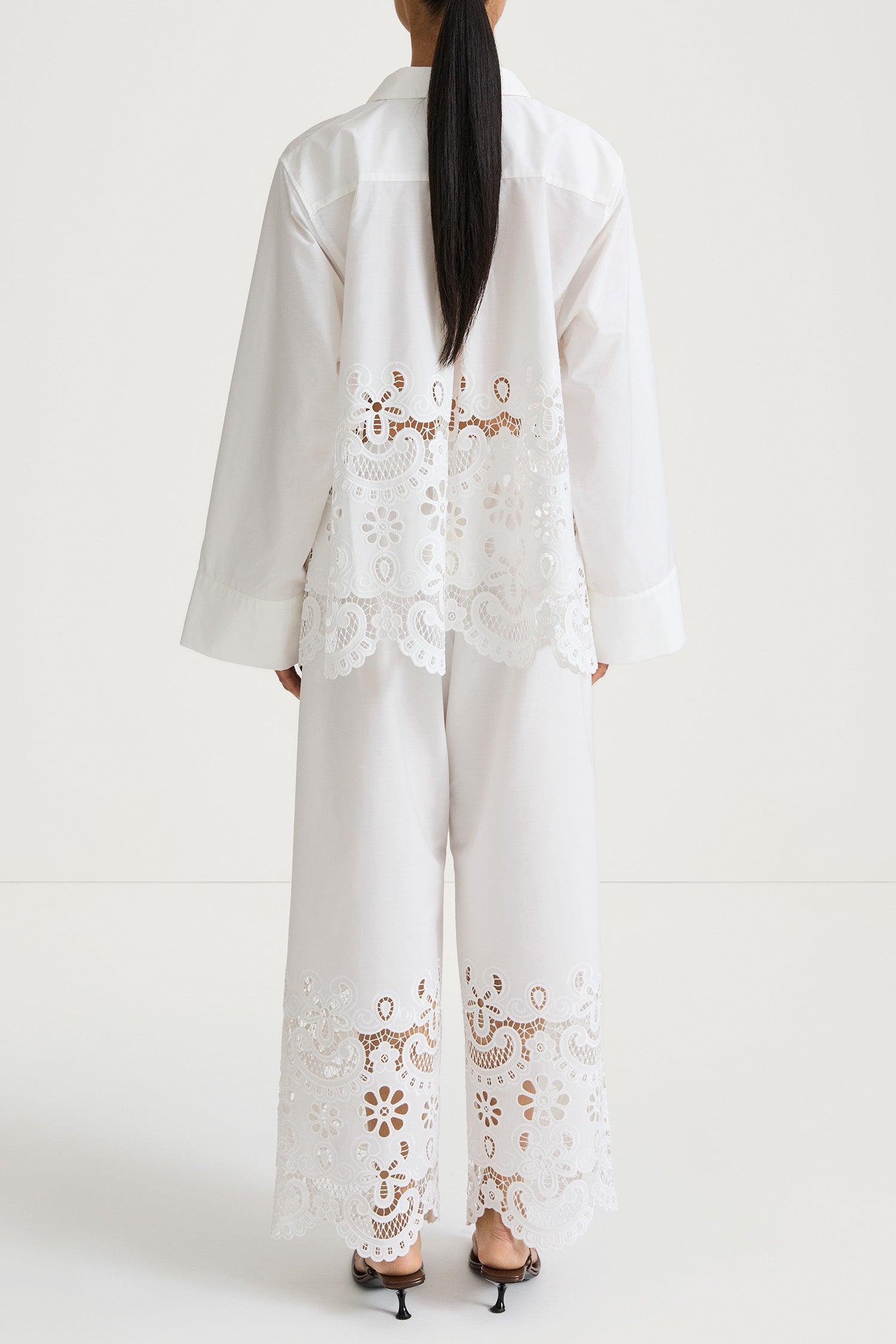 Juretto embroidery blouse white stylein model image back