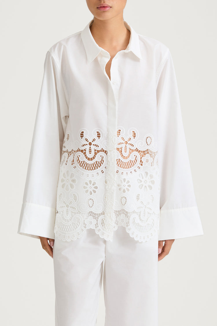 Juretto embroidery blouse white stylein model image front close