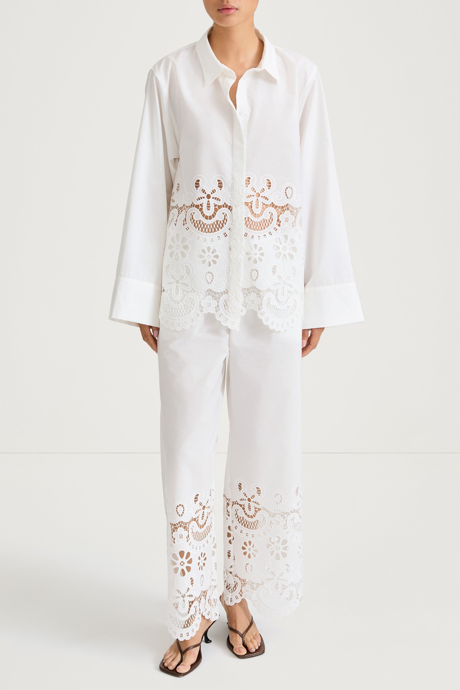 Juretto embroidery blouse white stylein model image front