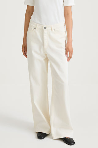 Kayne wide denim ecru stylein model image front close