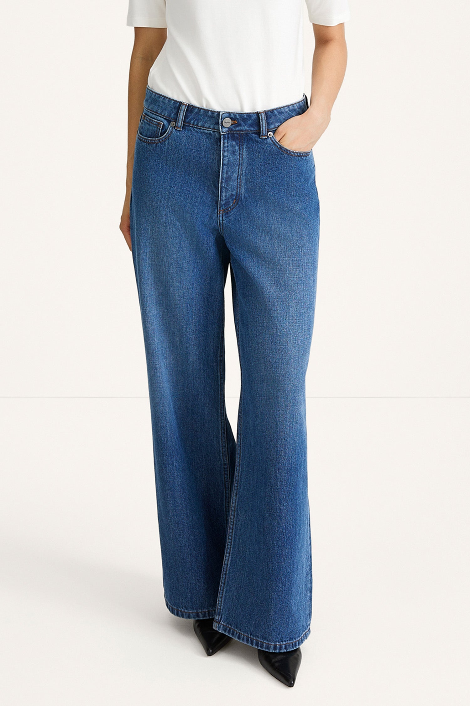 Kayne wide denim trousers steel blue stylein model image front close