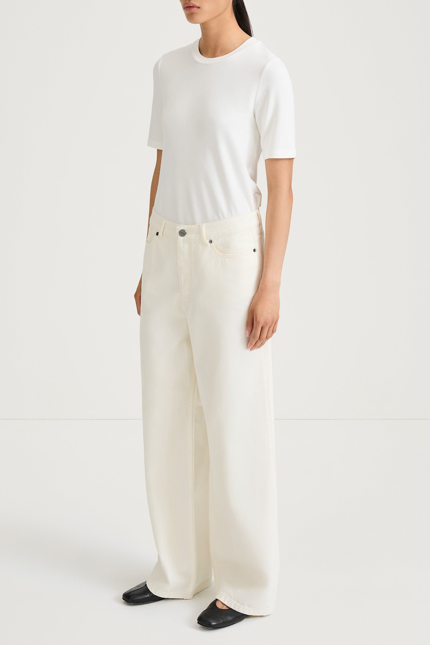 Kayne wide denim ecru stylein model image side