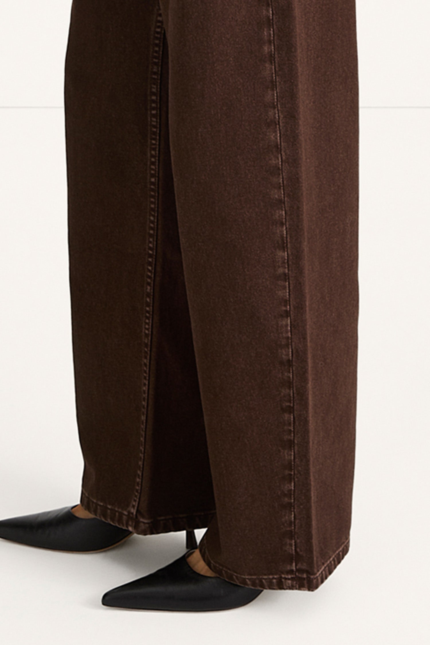 Keanu denim trousers barrel coffee stylein model image side close