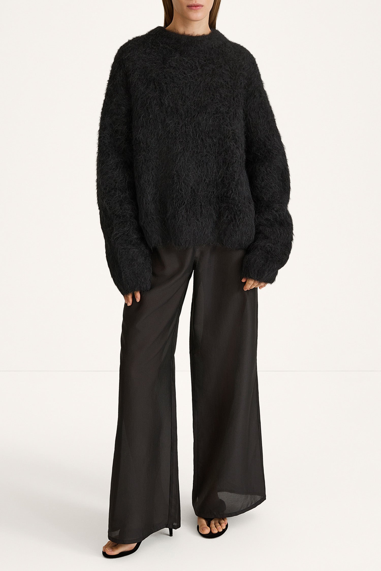 black oversized knitted sweater stylein lory model image