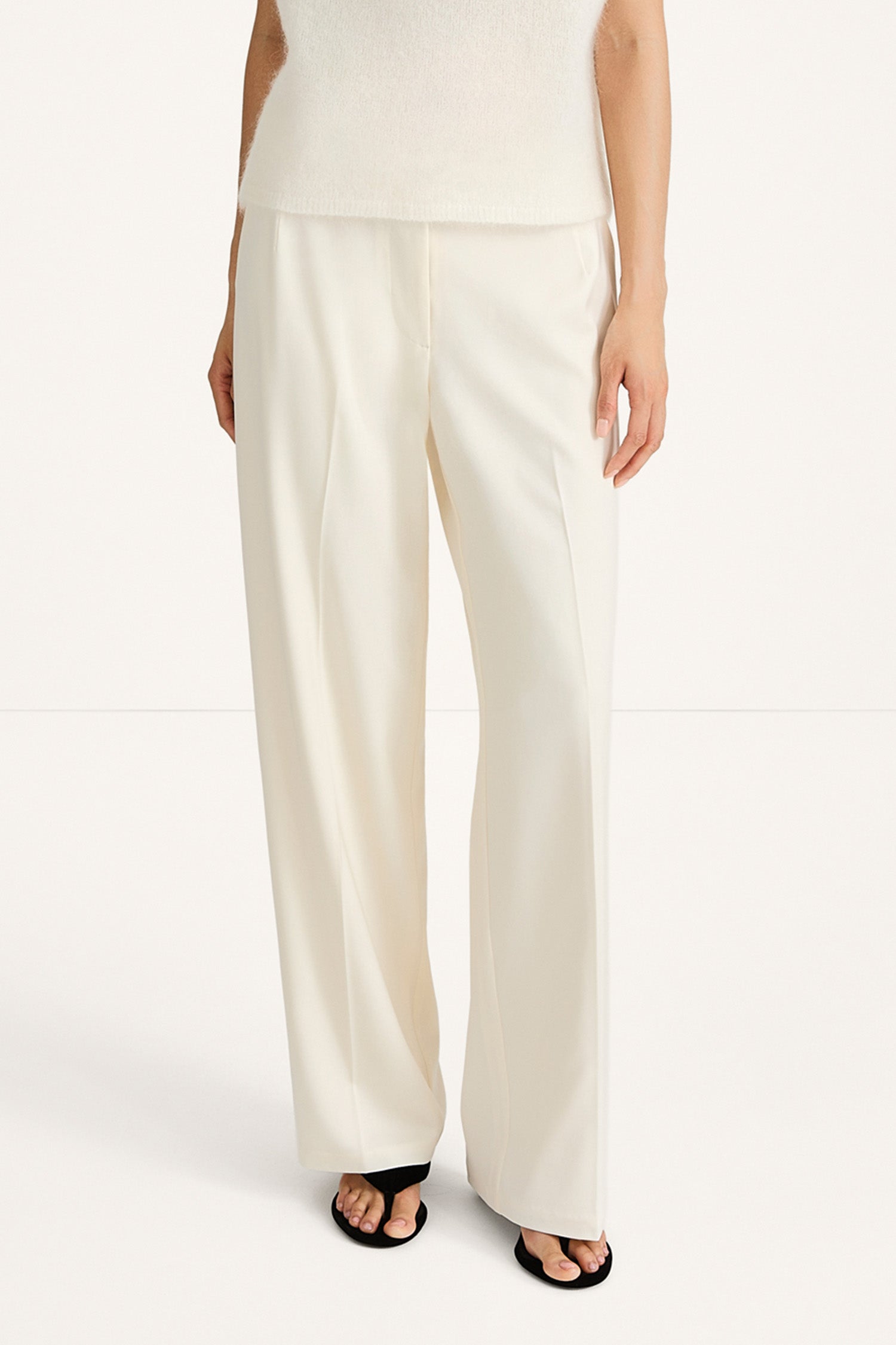 Maggie trousers ivory stylein close up