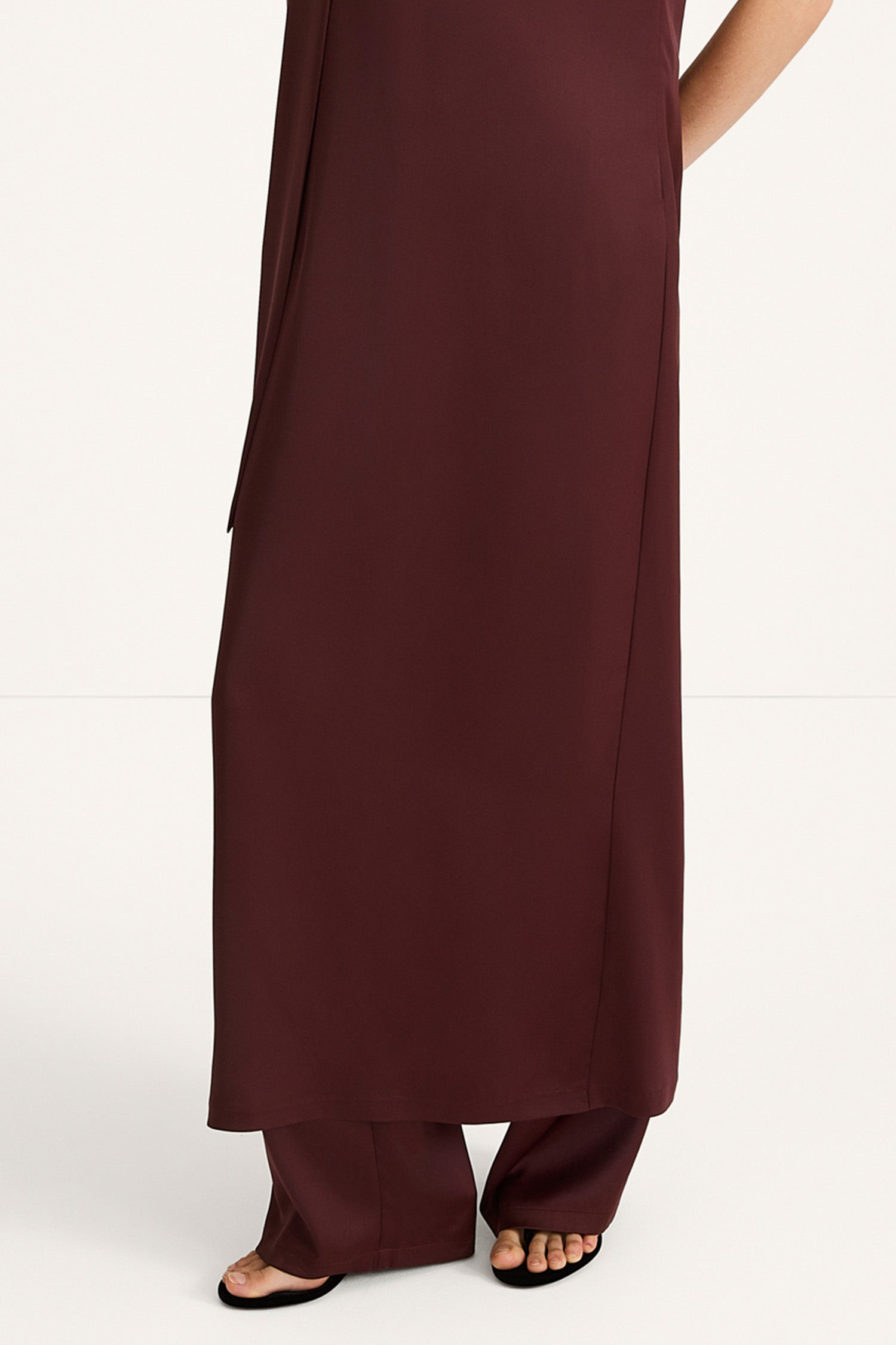 Marigold long satin dress bordeaux stylein model image close