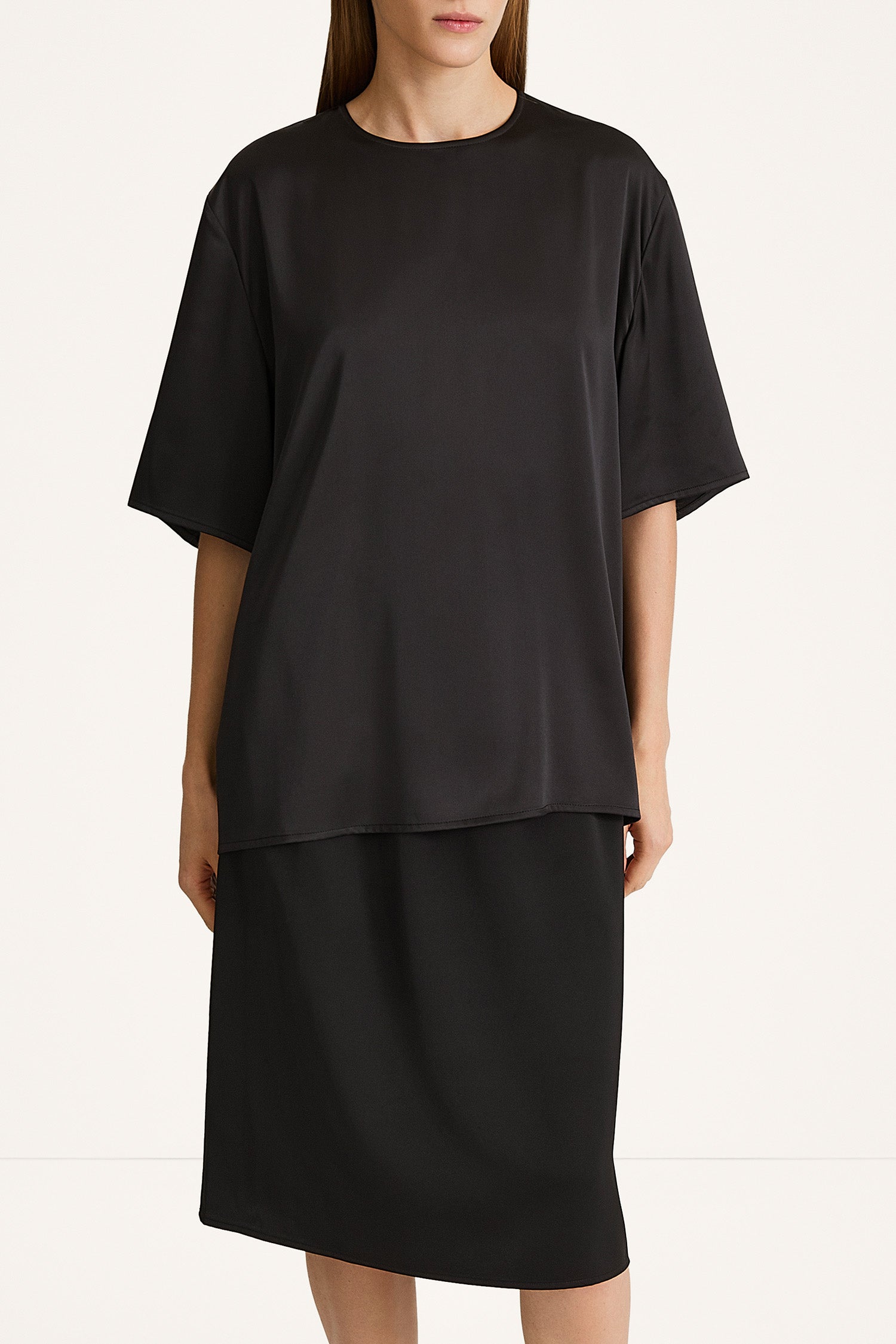 Martano oversized satin t-shirt top black stylein model image front close 