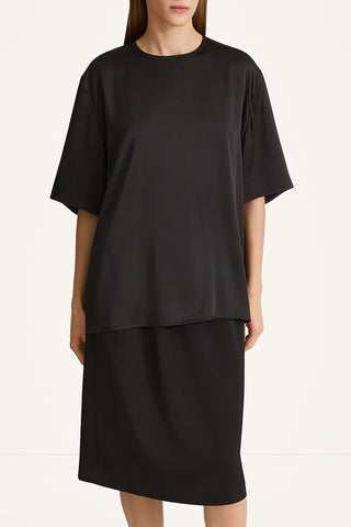 Martano oversized satin t-shirt top black stylein model image front close 