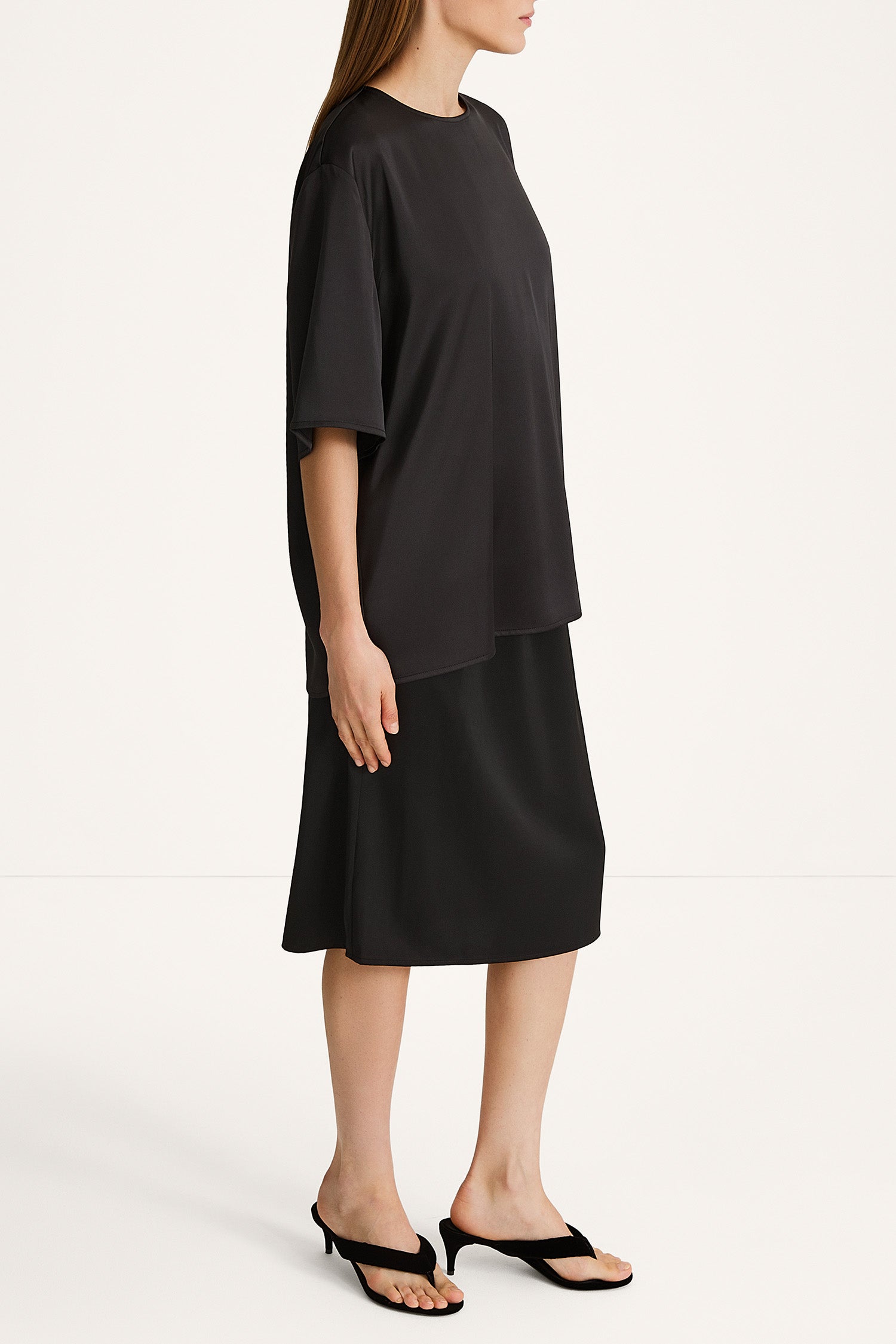 Martano oversized satin t-shirt top black stylein model image side 