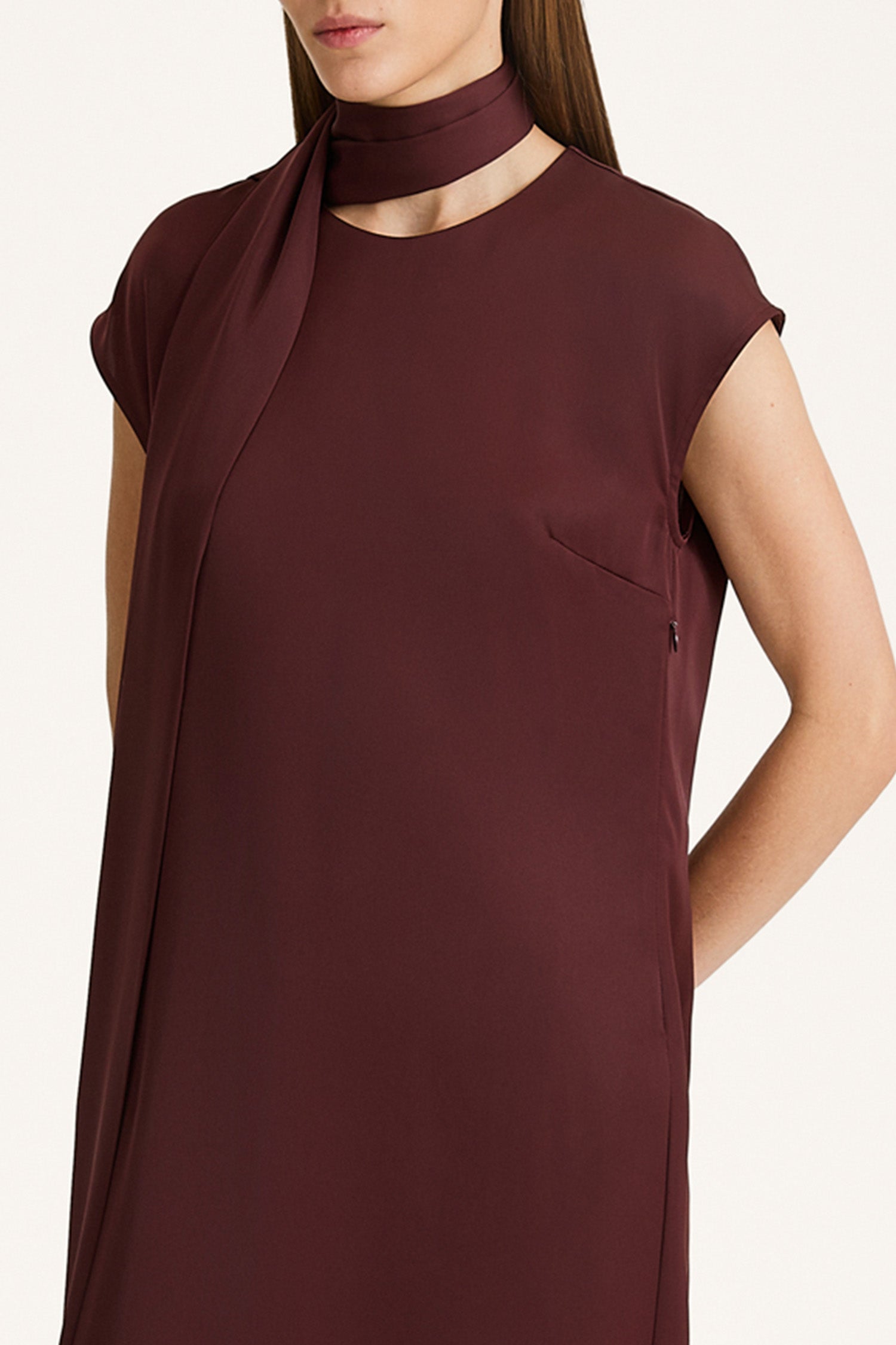 Matino satin scarf bodeaux stylein model image front side