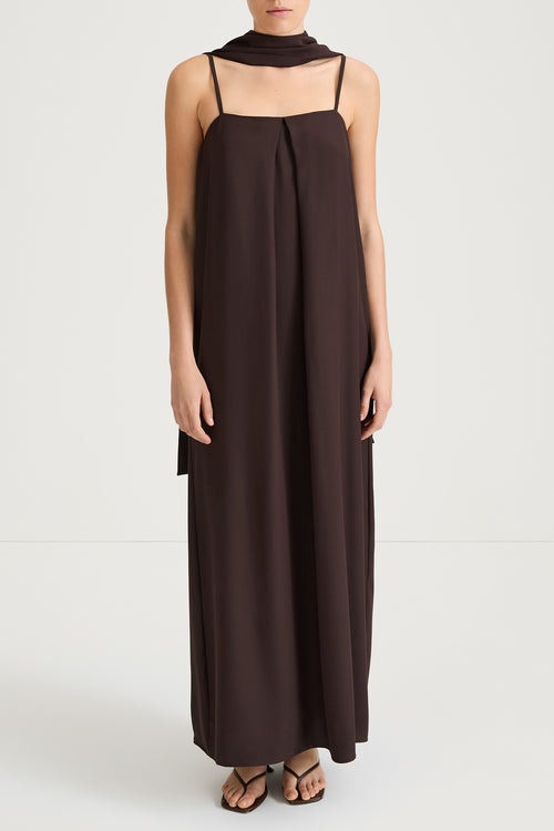 Matino scarf coffee stylein model image close