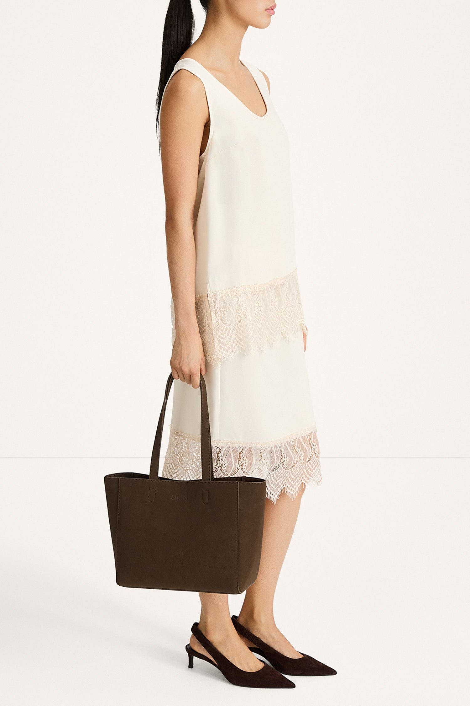 Medonia knee lenght midi skirt lace detail cream stylein model image side