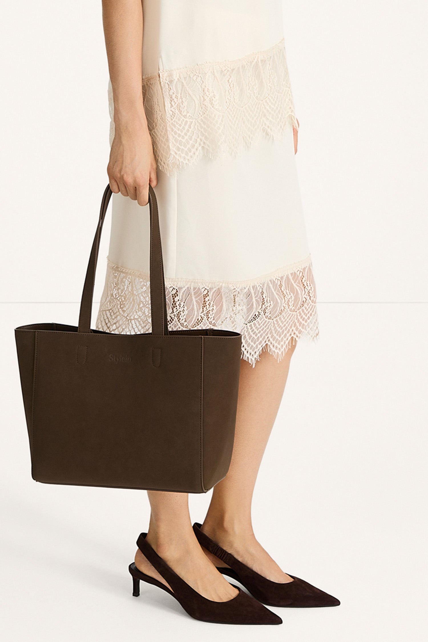 Medonia knee lenght midi skirt lace detail cream stylein close