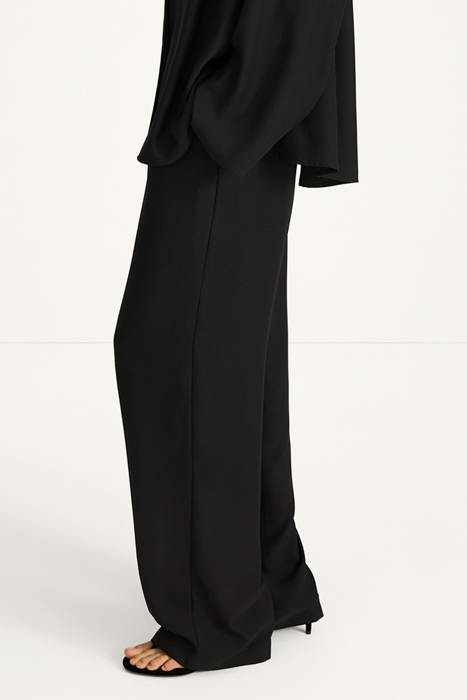 Meike chiffon trousers black stylein model image side close
