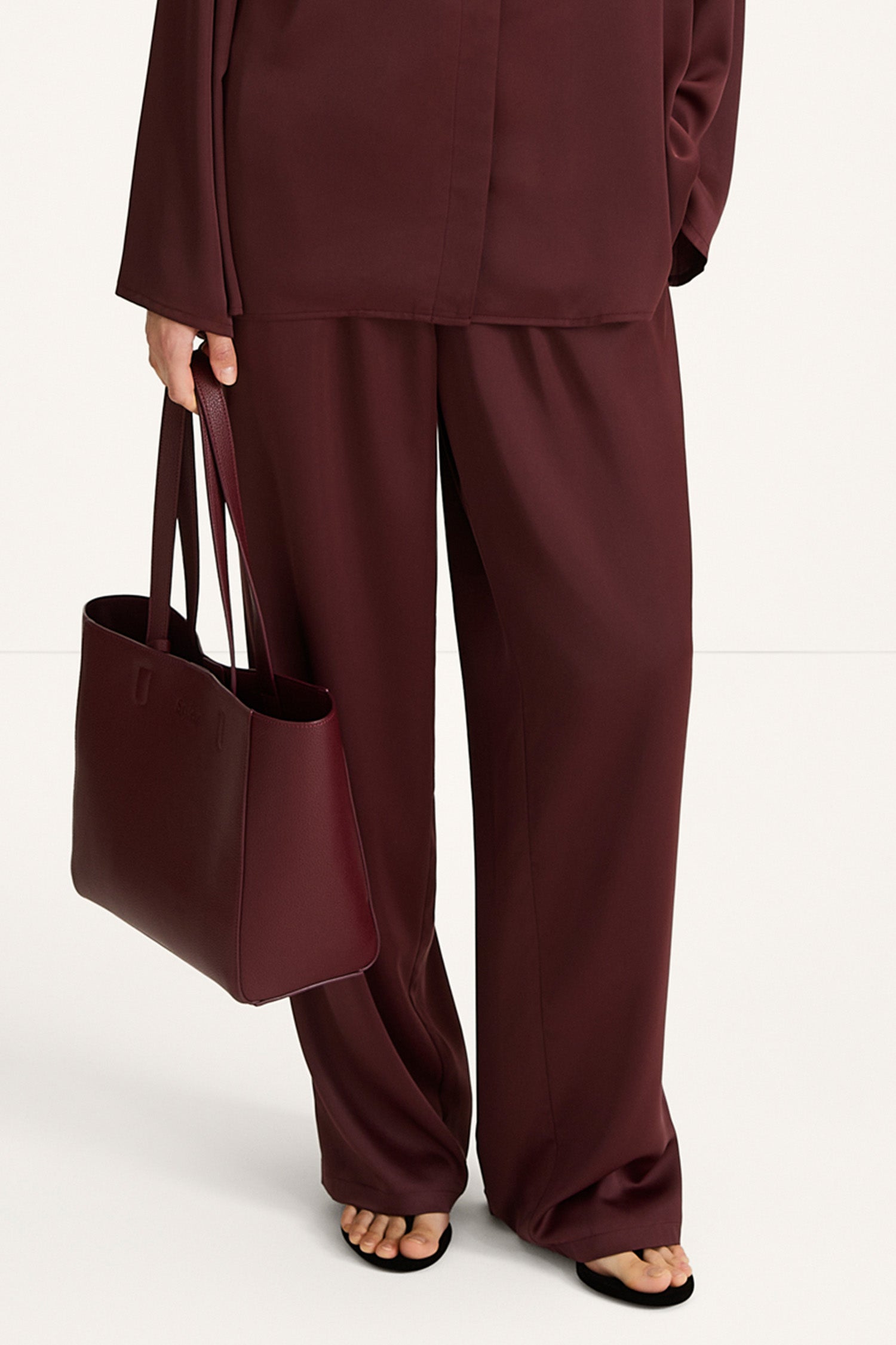 Meike satin trousers bordeaux stylein model image front close