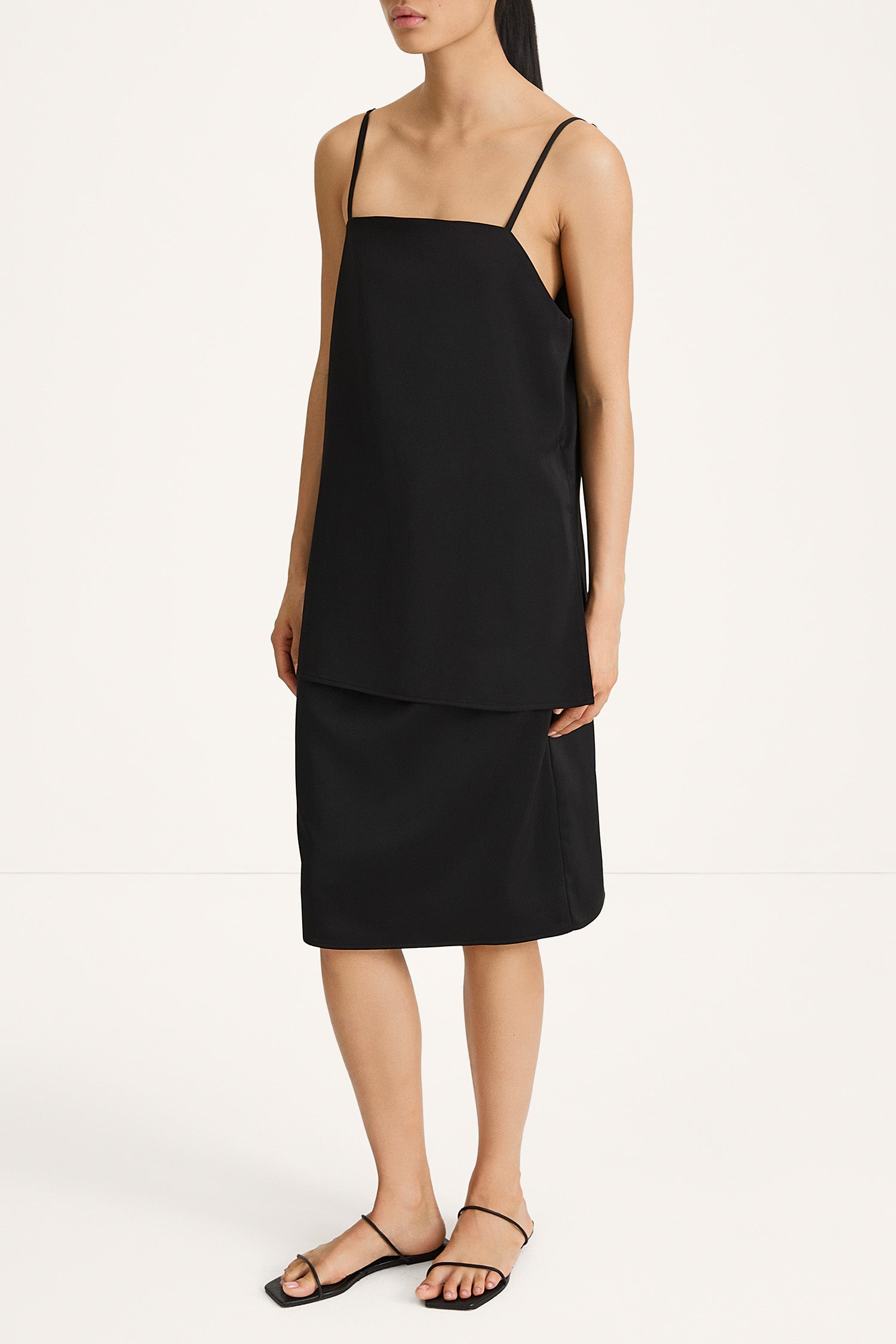 Molene midi satin skirt black stylein model image side